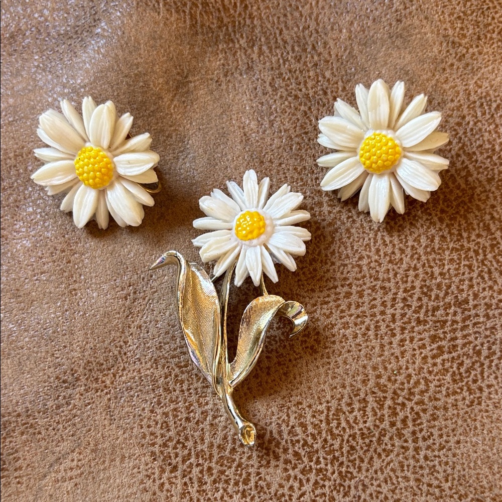 Daisy Flower Earrings and Brooch Set 1969 vintage Sarah Cov
